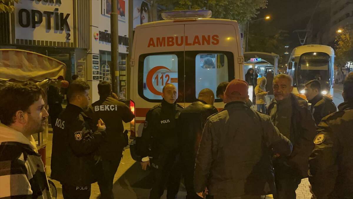 Çarptığı bekçi için ağlayan motosikletliyi diğer bekçiler teselli etti 1